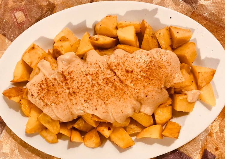 Cubitos de papa con salsa de garbanzos