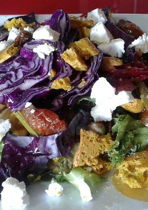 Una foto de Ensalada de verano con pan de cúrcuma