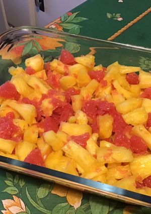 Une photo de Salade d'ananas et pomelos rouges à la vanille