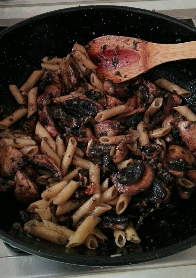 Una foto de Macarrones de quinoa con champiñones