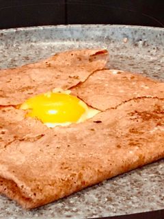 Hình của món Bánh Crepe Kiều Mạch Nhân Trứng Lòng Đào & Phô Mai.
