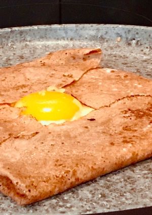 Hình của món Bánh Crepe Kiều Mạch Nhân Trứng Lòng Đào & Phô Mai.