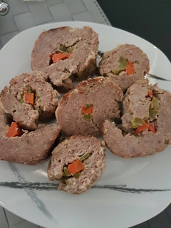 Una foto de Rollo de carne y verduras