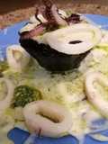 Sformatino nero di seppia, su crema di patate e pesto prezzemolo e pistacchi con calamari al vapore