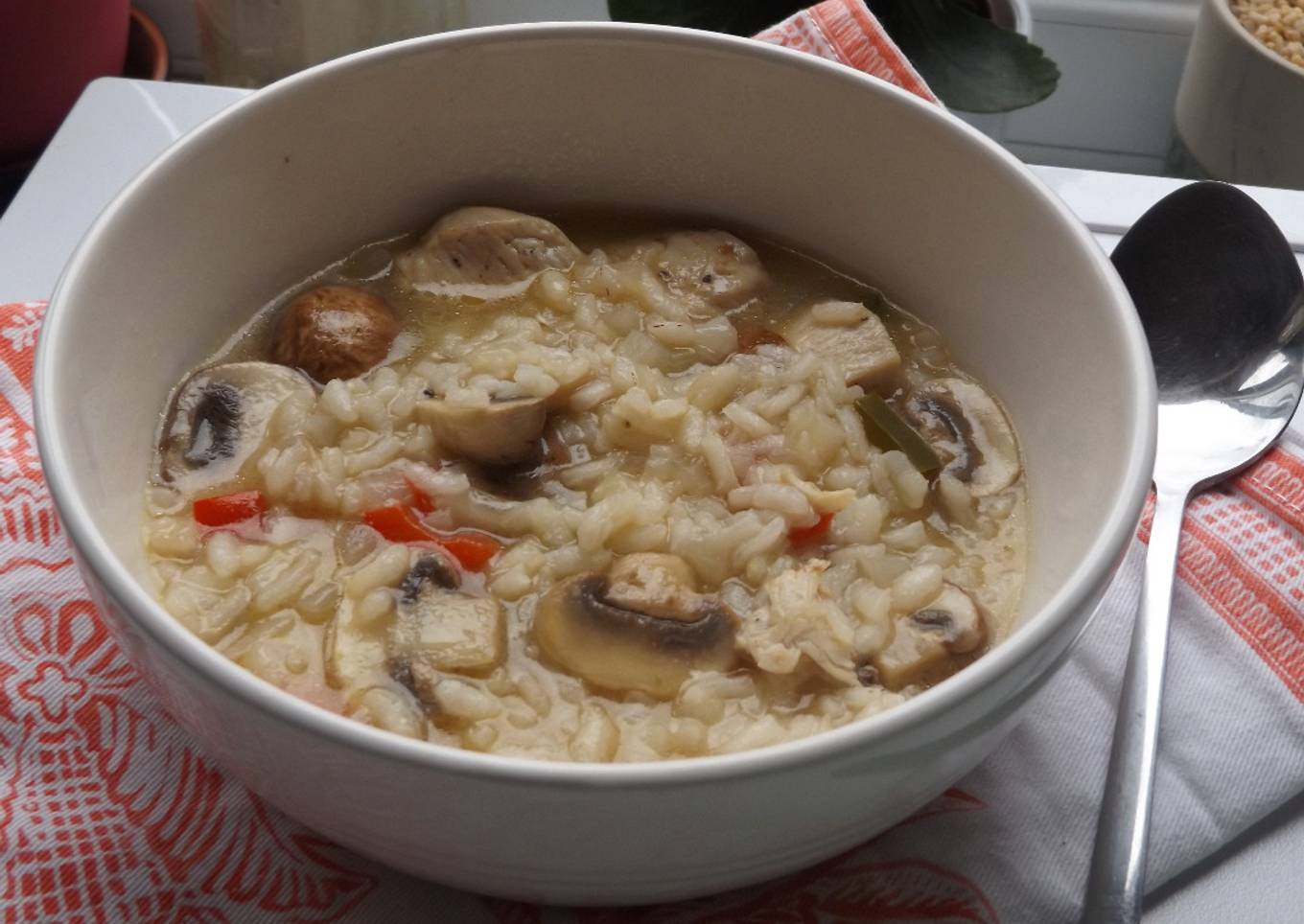 Cazuela de pollo con arroz y champiñones variados