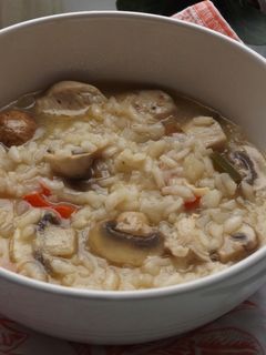 Una foto de Cazuela de pollo con arroz y champiñones variados