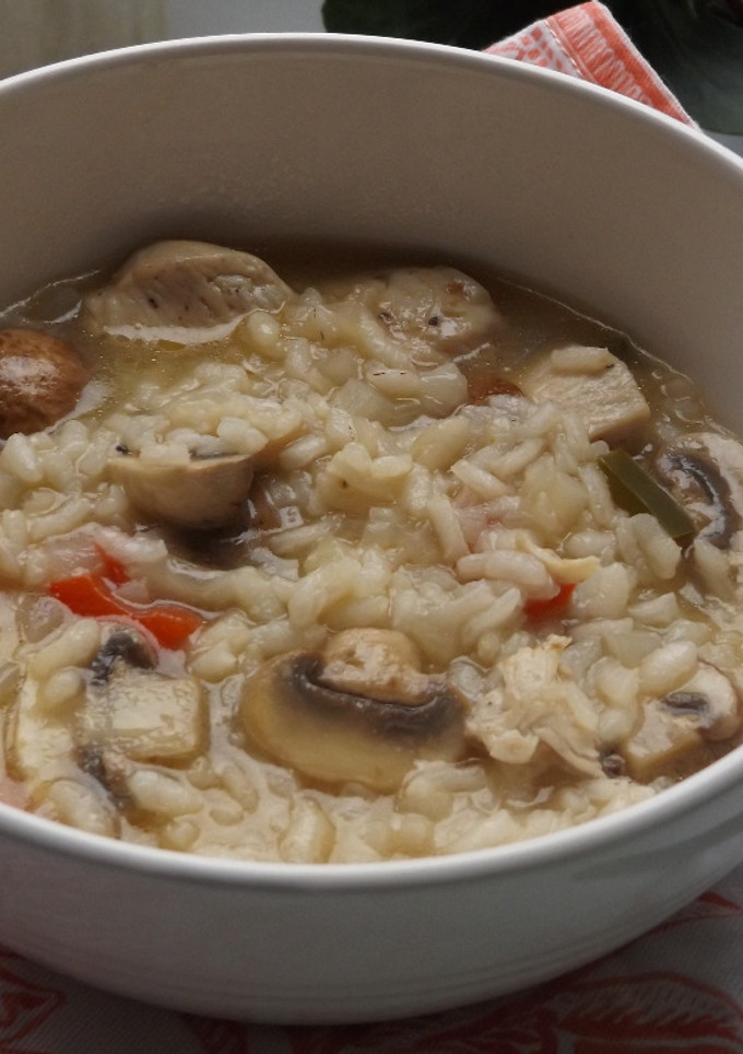 Una foto de Cazuela de pollo con arroz y champiñones variados