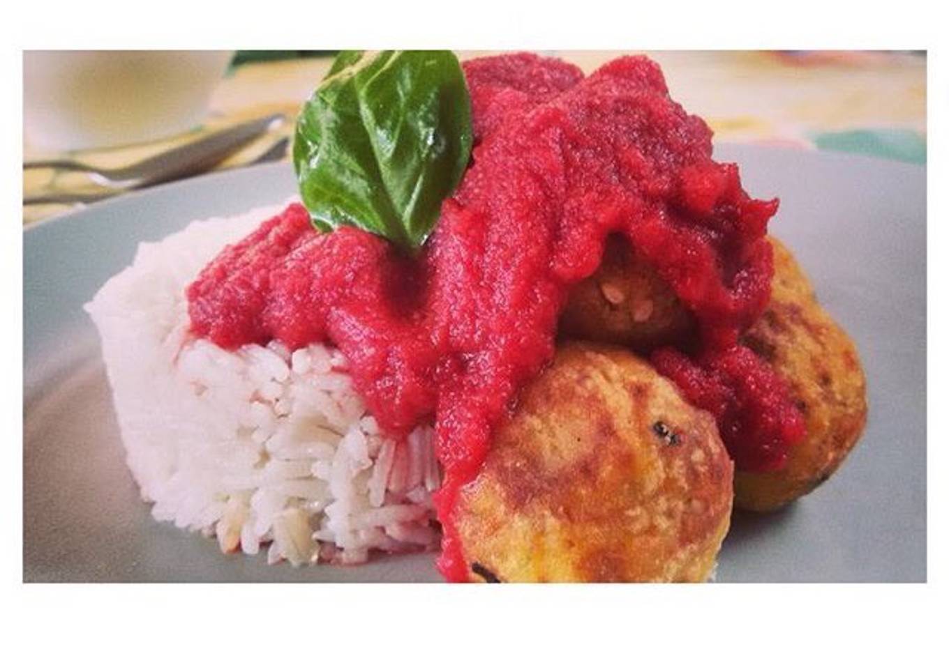 Albóndigas de tofu con salsa remolacha