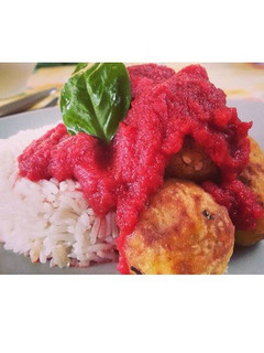 Una foto de Albóndigas de tofu con salsa remolacha