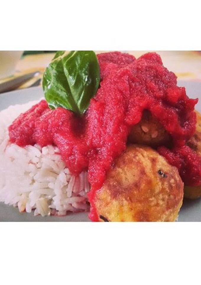 Una foto de Albóndigas de tofu con salsa remolacha