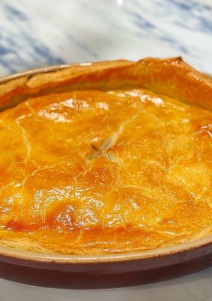 A picture of Chicken, leek and thyme pie.