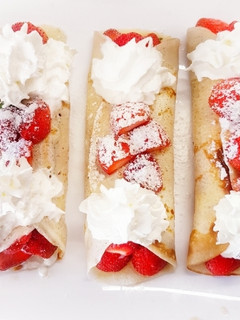 Una foto de Filloas rellenas de fresas, nata y dulce de leche
