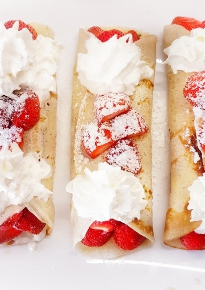 Una foto de Filloas rellenas de fresas, nata y dulce de leche