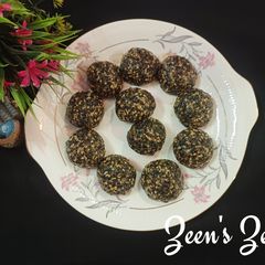 A picture of Til Suji and Gud Laddoos.