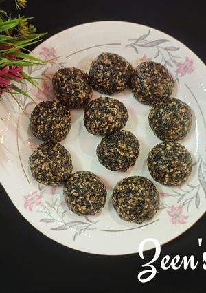 A picture of Til Suji and Gud Laddoos.