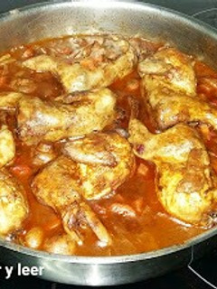 Una foto de Codornices a la cazadora con salsa de chocolate