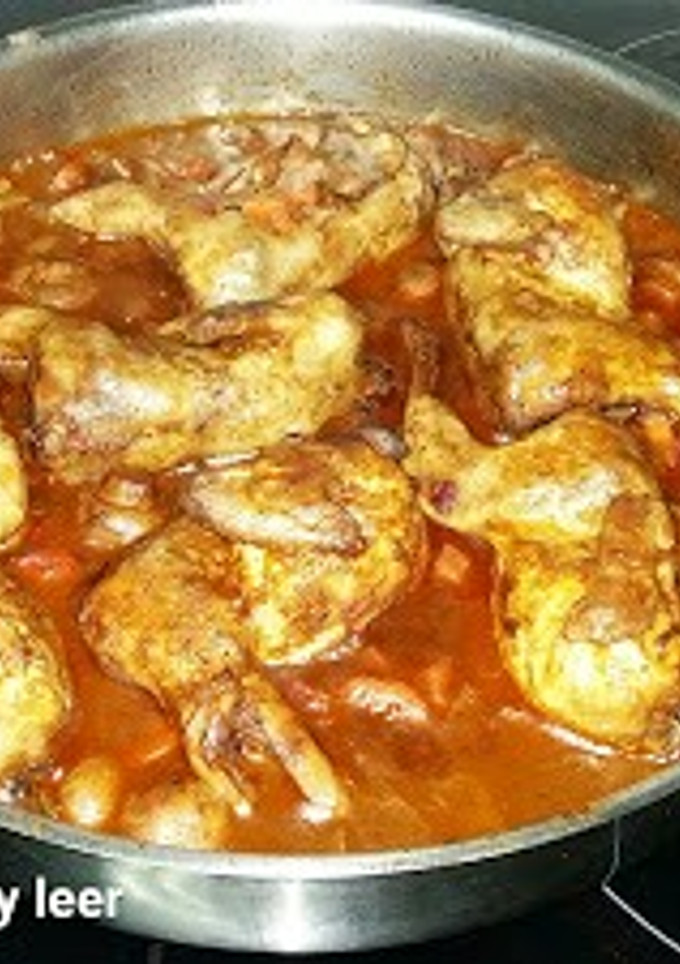 Una foto de Codornices a la cazadora con salsa de chocolate