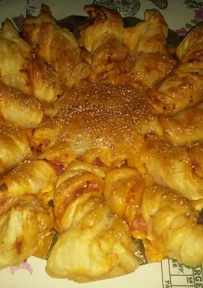 Una foto de Estrella de hojaldre con bacon y queso