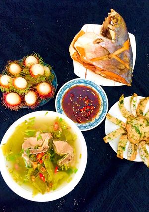 Hình của món Cơm trưa 120kCanh dưa chua xương heoChả cá thì làCá chiên mặnChôm chôm.