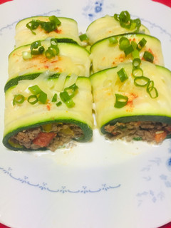 Una foto de Canelones de calabacín relleno con carne Molida Casera y bechamel !