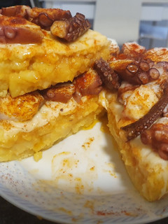 Una foto de Tortilla de patata y pulpo a mi manera