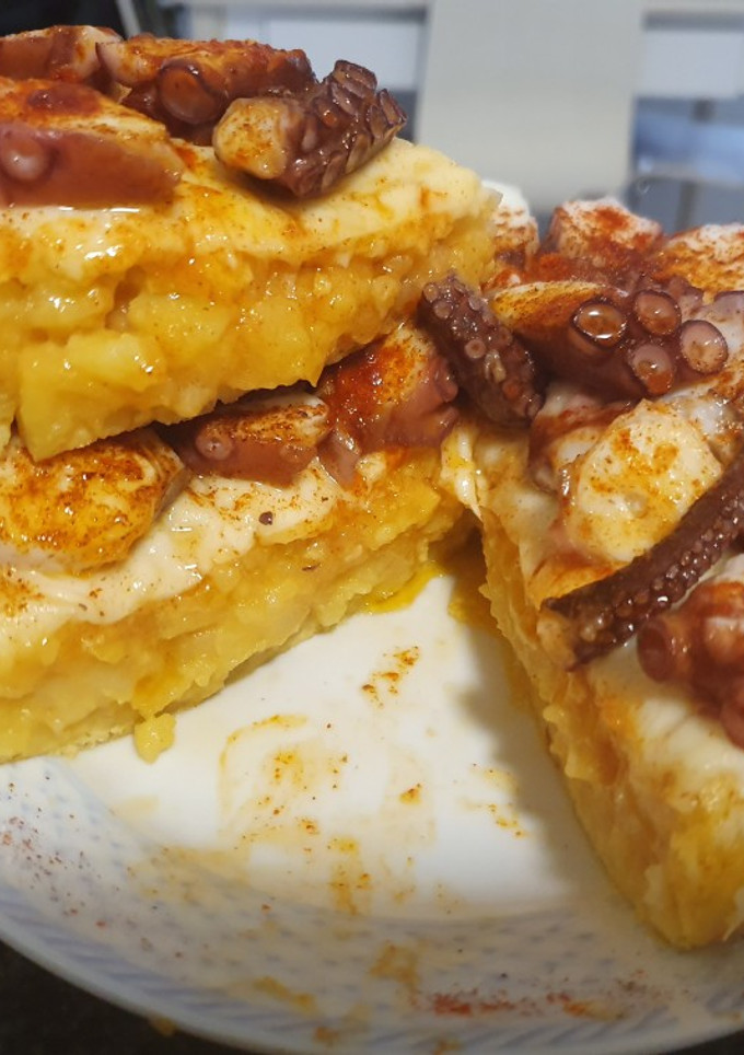 Una foto de Tortilla de patata y pulpo a mi manera
