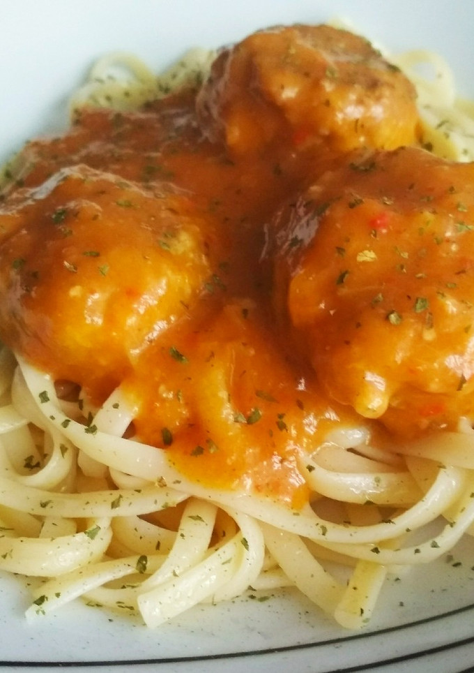 Una foto de Albóndigas de quinoa y calabaza con salsa jardinera