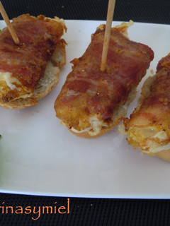 A picture of Pincho de bacon, pimiento del piquillo y queso.