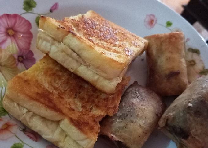 Roti bakar dan piscok meler