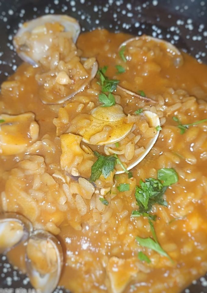 Una foto de Meloso de sepia, langostinos y almejas