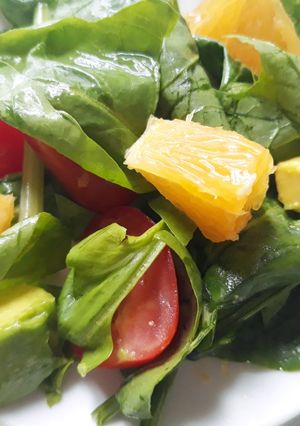Hình của món Salad rau bina trái cây.