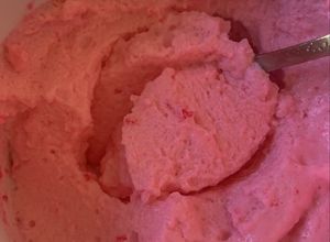 Una foto de Bavaroise o mousse de frutilla