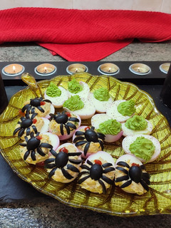 Una foto de Aperitivos Halloween: Huevos Nido de Araña y Huevos con Vomito Verde