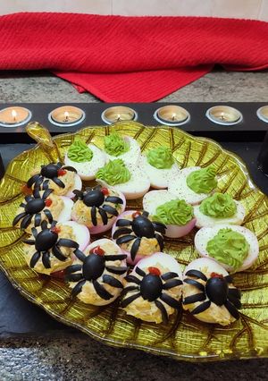 Una foto de Aperitivos Halloween: Huevos Nido de Araña y Huevos con Vomito Verde