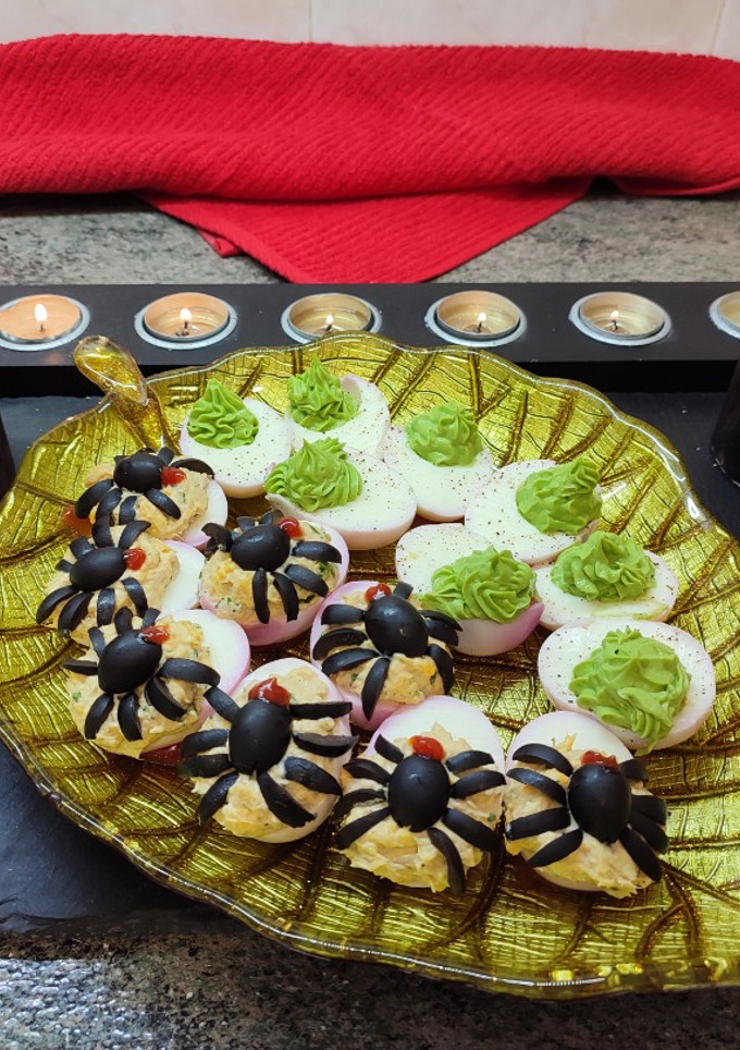Una foto de Aperitivos Halloween: Huevos Nido de Araña y Huevos con Vomito Verde