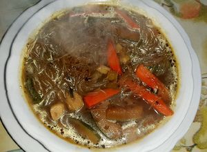 Una foto de Sopa Rápida De Verduras con Fideo Chino Vermicelli Estilo Thai