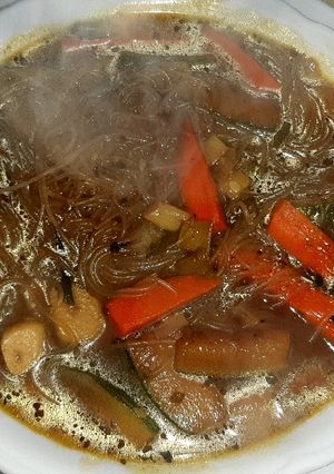 Una foto de Sopa Rápida De Verduras con Fideo Chino Vermicelli Estilo Thai