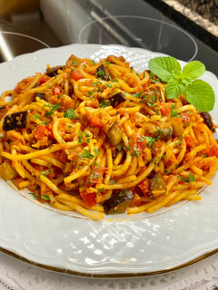 Una foto de Spaghetti con berenjena y atún