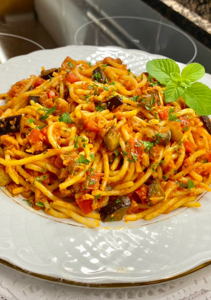 Una foto de Spaghetti con berenjena y atún