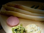 Une photo de asperge verte et oeuf