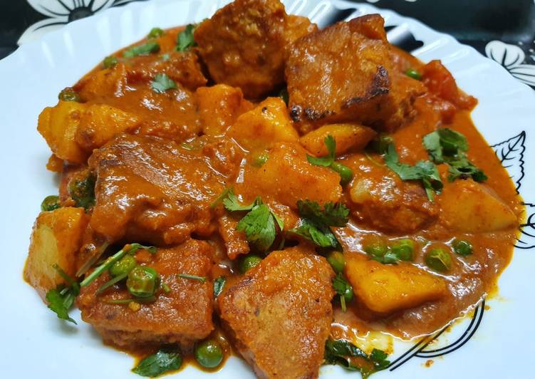 Dhokar Dalna (Instant Lentil Cake Curry)