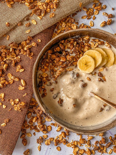 Una foto de Granola de almendras rápida en Air Fryer y smoothie de plátano