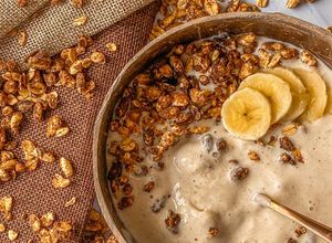 Foto principal de Granola de almendras rápida en Air Fryer y smoothie de plátano
