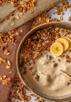 Una foto de Granola de almendras rápida en Air Fryer y smoothie de plátano