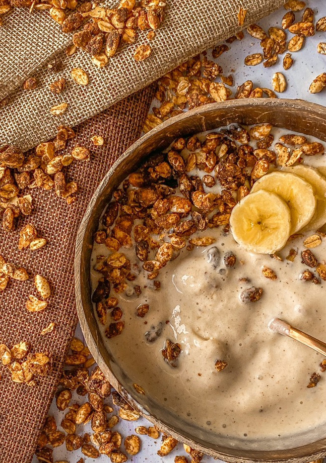 Una foto de Granola de almendras rápida en Air Fryer y smoothie de plátano