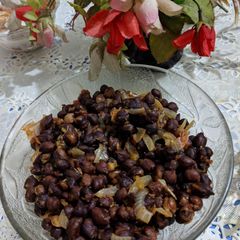A picture of Black chickpeas.