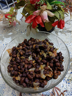 A picture of Black chickpeas.