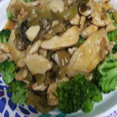 A picture of Ginger Chicken over Broccoli.