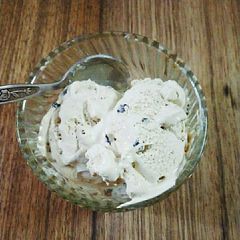 A picture of Coffee and Choco chips ice-cream.