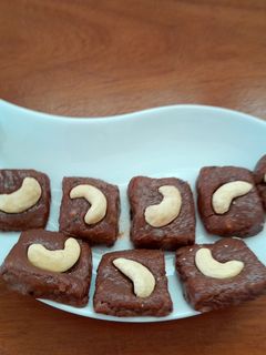 ચોકલેટ બરફી (Chocolate Barfi Recipe In Gujarati) રેસીપી મુખ્ય ફોટો